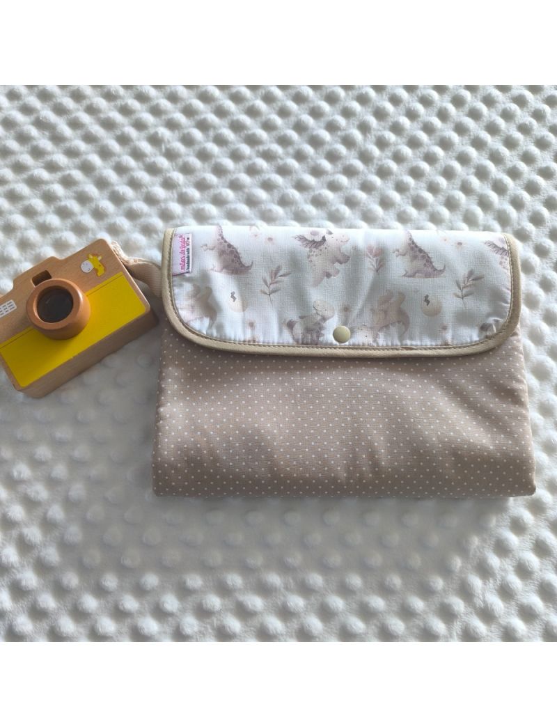 Bolsa 3 em 1 fechada em tecido bege com bolinhas brancas conjugado com um padr&atilde;o de dinossauros em tons suaves