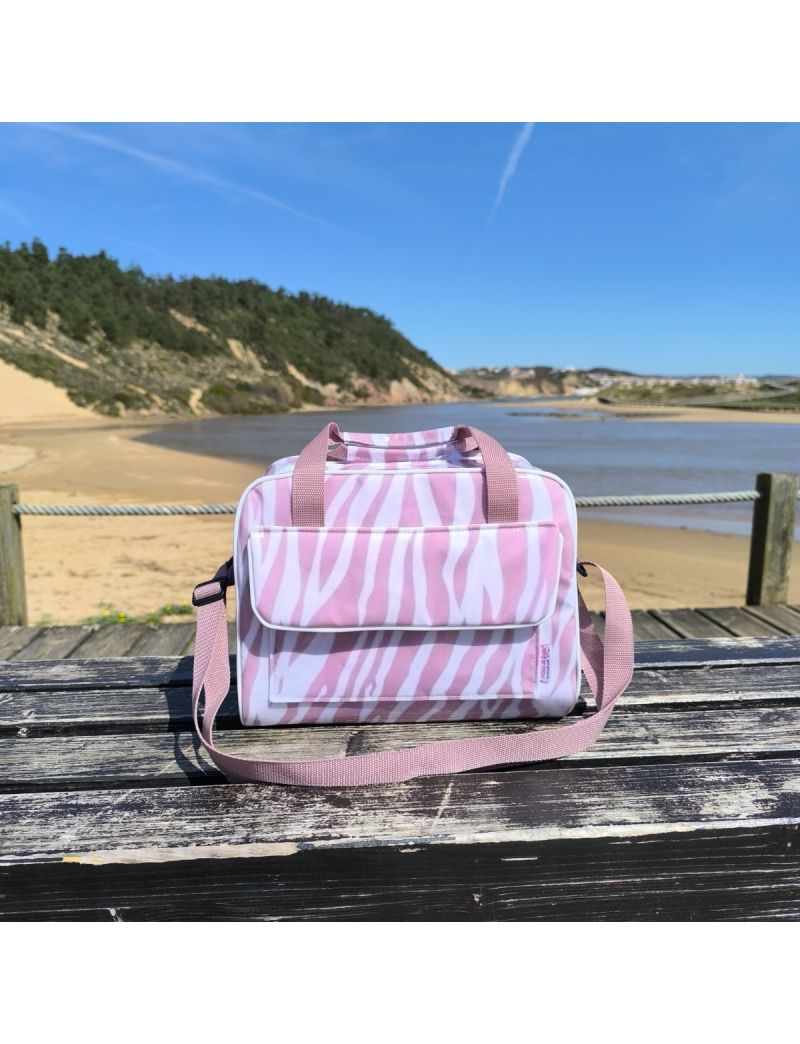 Lancheira t&eacute;rmica com padr&atilde;o animal de zebra em tons de rosa velho e branco. A lancheira possui uma bolsa frontal, al&ccedil;as de m&atilde;o refor&ccedil;adas e al&ccedil;a a tiracolo regul&aacute;vel em rosa velho. 