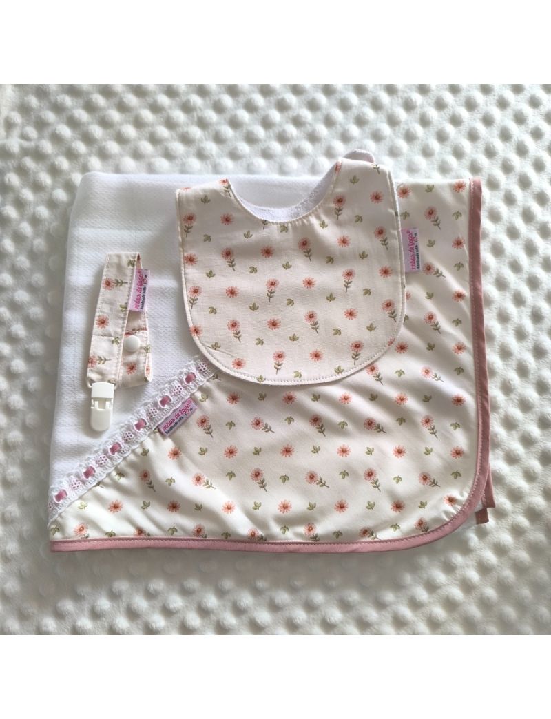 Conjunto de beb&eacute; composto por fralda com aplica&ccedil;&atilde;o de tecido com flores em tons de rosa com bordado ingl&ecirc;s e fita de cetim rosa velho, babete mola e fita para a chucha no  mesmo padr&atilde;o floral