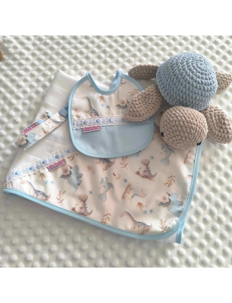 Conjunto de beb&eacute; com fralda, babete imperme&aacute;vel e fita de chucha com padr&atilde;o de dinossauros em tons de azul claro e bege