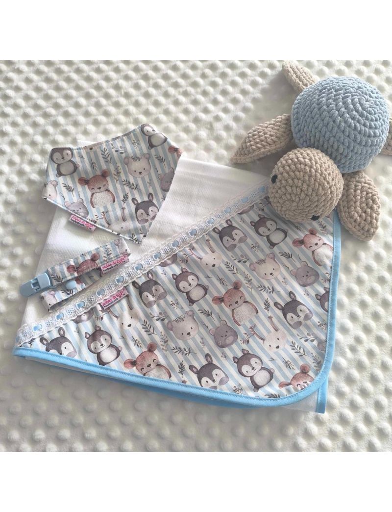 Conjunto de beb&eacute; composto por fralda com aplica&ccedil;&atilde;o, babete badana (triangulo) e fita para a chucha com padr&atilde;o de animais em tons de azul e cinza sobre um padr&atilde;o de riscas azuis claras