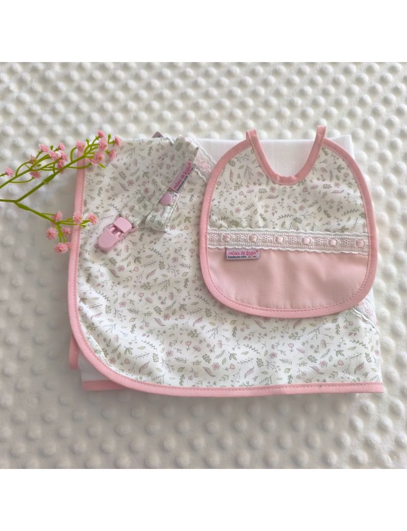 Conjunto de beb&eacute; composto por fralda branca com tri&acirc;ngulo de tecido com padr&atilde;o de delicadas flores cor de rosa e cinzentas. Babete com padr&atilde;o floral conjugado com tecido rosa liso e com bordado ingl&ecirc;s com fita de cetim rosa. Fita para a chucha com padr&atilde;o 