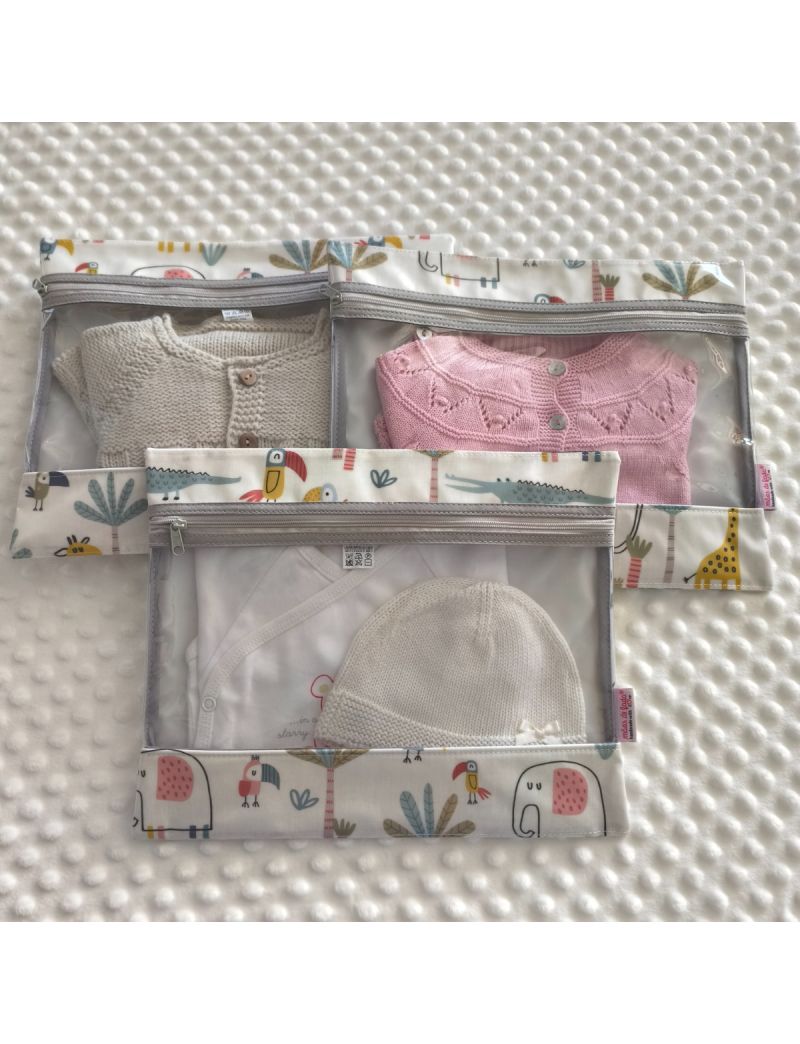 Conjunto de 3 organizadores de roupa em tecido plastificado com padr&atilde;o de animais. Uma parte da frente da bolsa &eacute; transparente