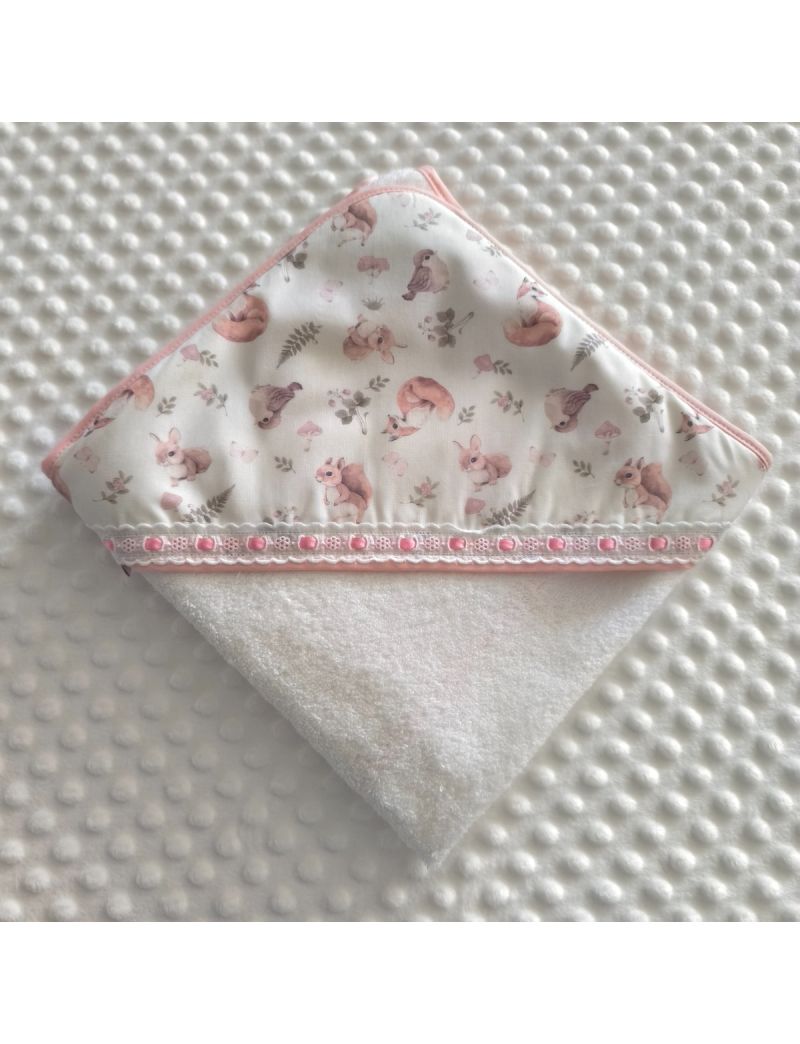 Toalha de banho em turco branco com capuz com padr&atilde;o de animais da floresta em tons suaves. Com bordado ingl&ecirc;s com fita rosa 
