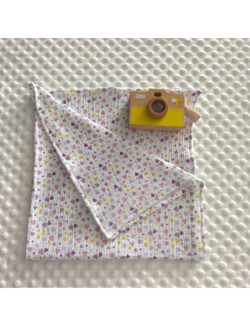 Fralda Muselina p&eacute;rola com padr&atilde;o de cora&ccedil;&otilde;es em tons de roxo, lil&aacute;s e amarelo