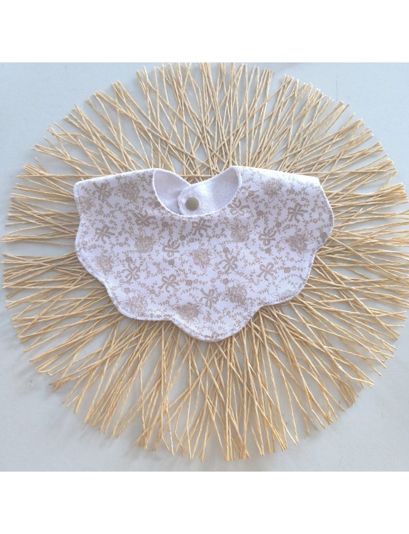 Babete em tecido fust&atilde;o com padr&atilde;o floral em tons de bege 