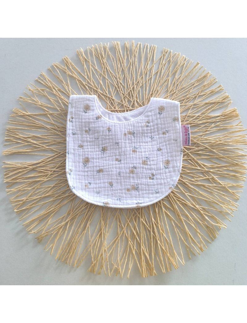 Babete em musselina branca com malmequeres pequeninos em tons de amarelo