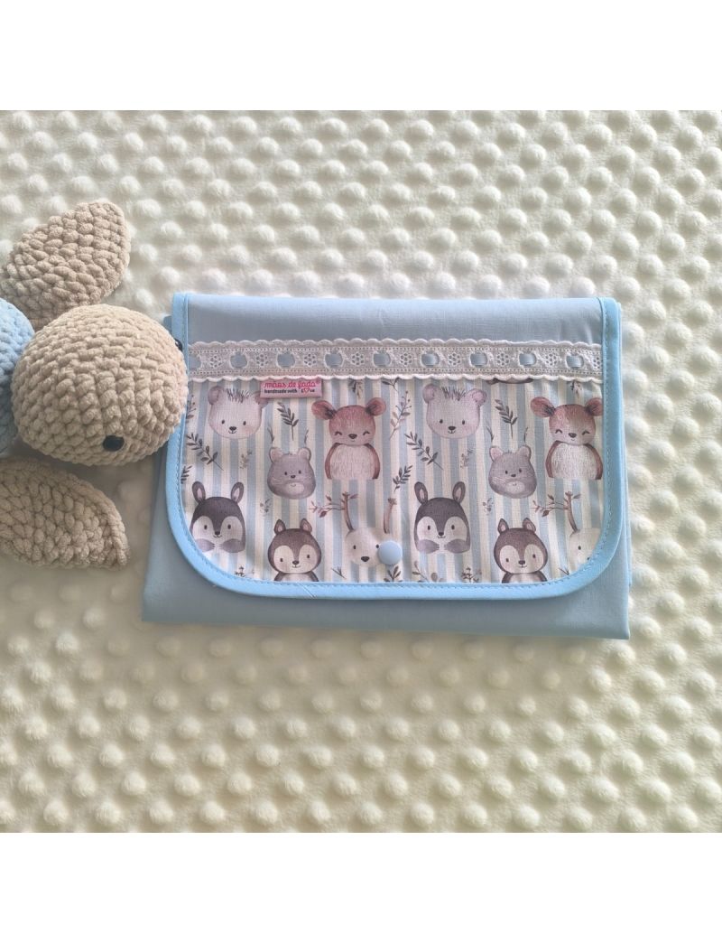 Muda fralda fechado com tecido azul claro conjugado com tecido de animais. Com bordado ingl&ecirc;s com fita azul. Tartaruga em amigurumi a decorar 