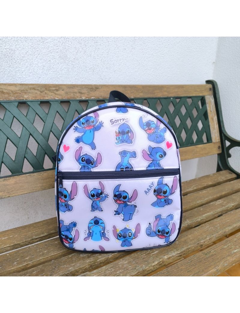Mochila com padr&atilde;o do Stitch em tons de azul. Com fecho azul &agrave; frente. Al&ccedil;as, fecho e contorno em azul escuro