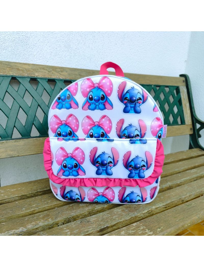 Parte traseira da mochila. Al&ccedil;as regul&aacute;veis e almofadas em tecido plastificado