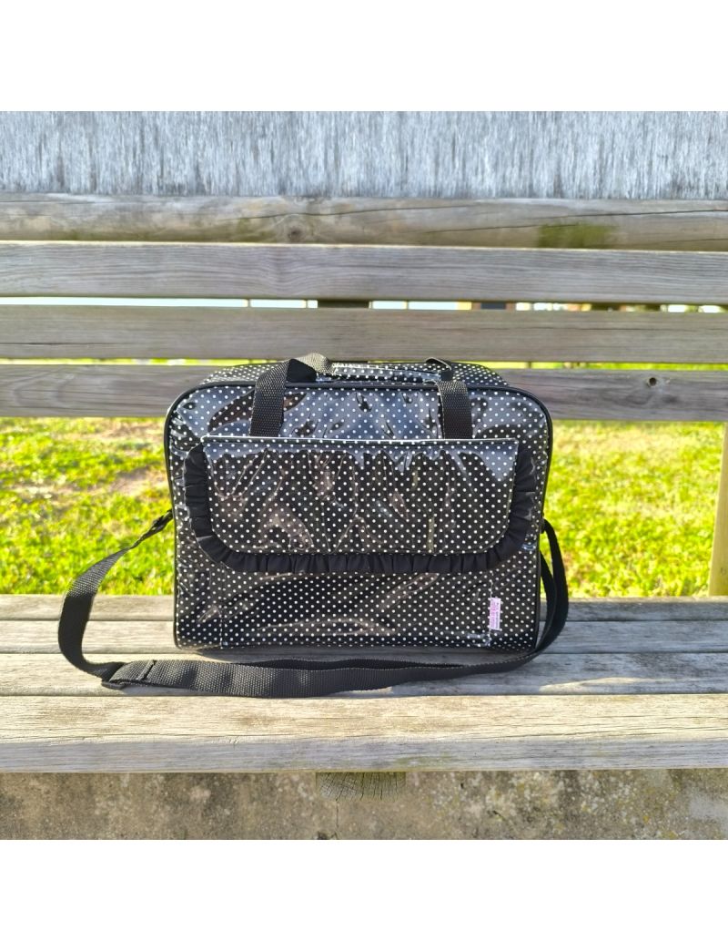 Lancheira t&eacute;rmica em tecido plastificado preto com bolinhas brancas. Com bolso frontal e pala com folho preto. Ideal para o trabalho ou escola