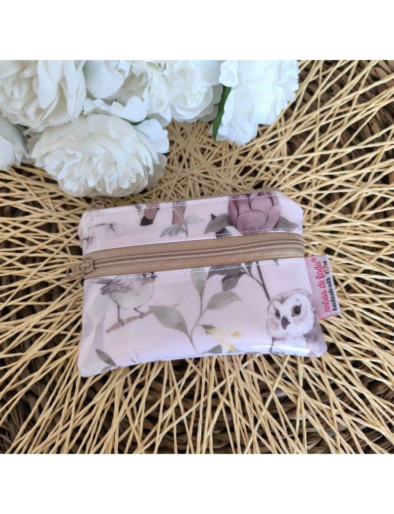 Porta-moedas pequeno em tecido plastificado imperme&aacute;vel, padr&atilde;o do Stitch, com duas bolsas e fecho, ideal para dinheiro e cart&otilde;es. 