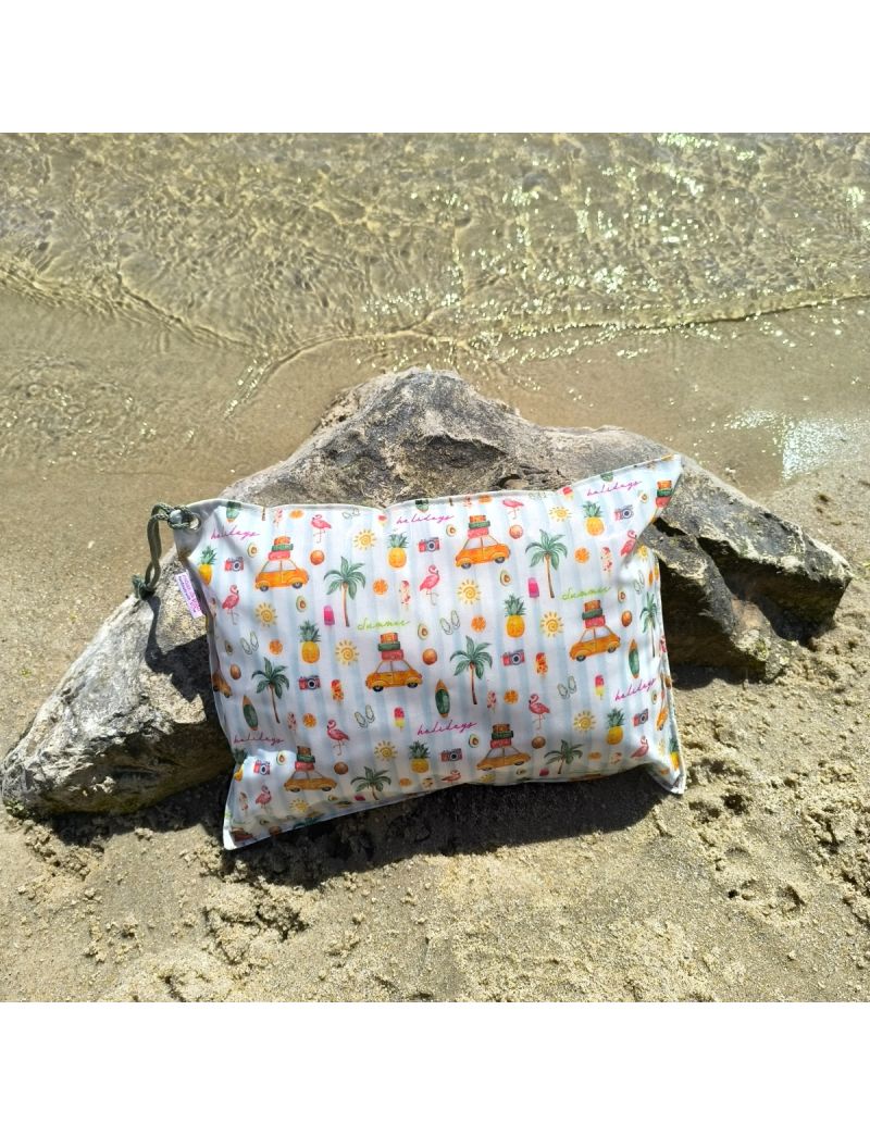 Almofada de praia com riscas brancas e verdes e com padr&atilde;o de carrinhos em cor de laranja e palmeiras verdes. Al&ccedil;a de m&atilde;o verde