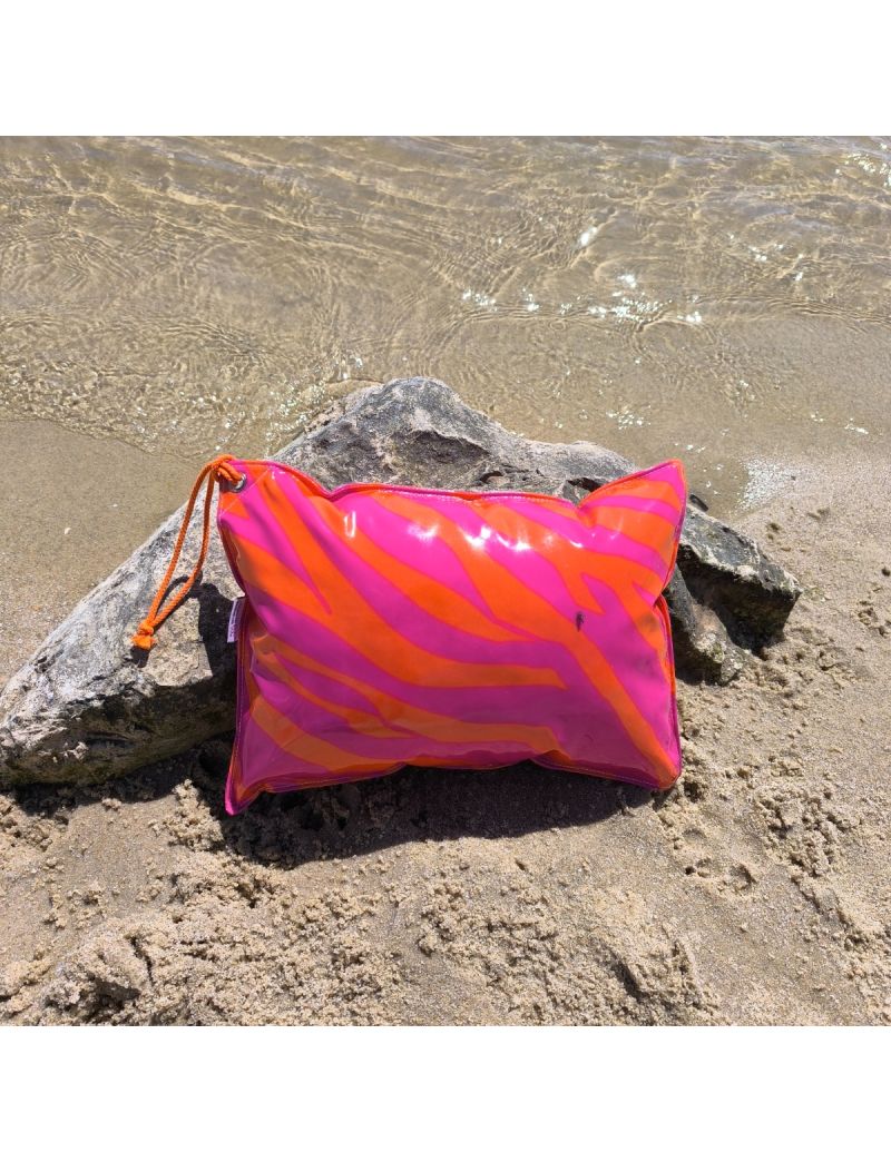 Almofada de praia com o fundo padr&atilde;o de zebra em rosa f&uacute;csia e laranja. Al&ccedil;a em laranja