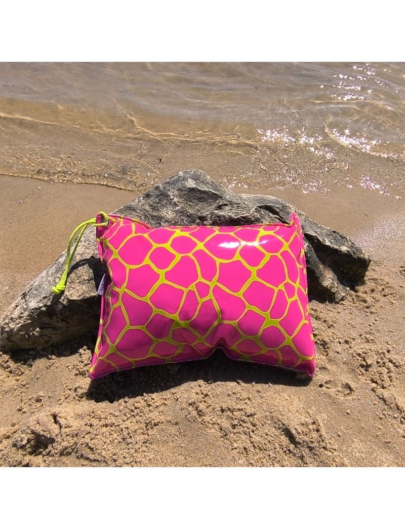 Almofada de praia com o fundo rosa f&uacute;csia e contornos em verde neon. Al&ccedil;a verde neon