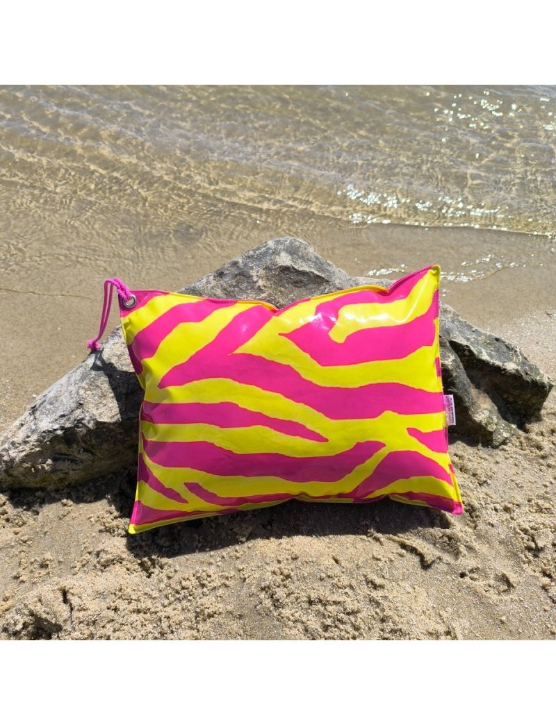 Almofada de praia com o padr&atilde;o de zebra em f&uacute;csia e amarelo neon. Al&ccedil;a de m&atilde;o em f&uacute;csia