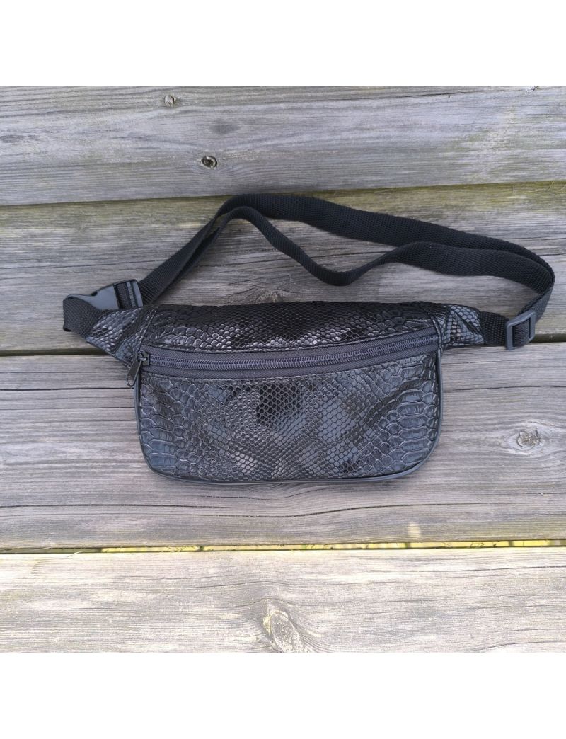 Bolsa de cintura feminina em napa preta trabalhada, com fecho preto. Elegante, pr&aacute;tica e ideal para o dia-a-dia ou viagens