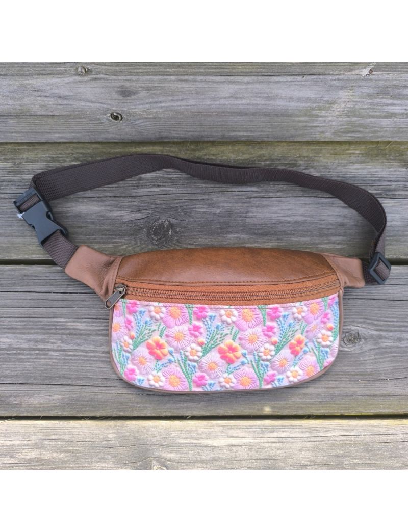 Bolsa de cintura floral com padr&atilde;o de flores coloridas e napa castanha, com fecho e al&ccedil;a ajust&aacute;vel, ideal para uso di&aacute;rio
