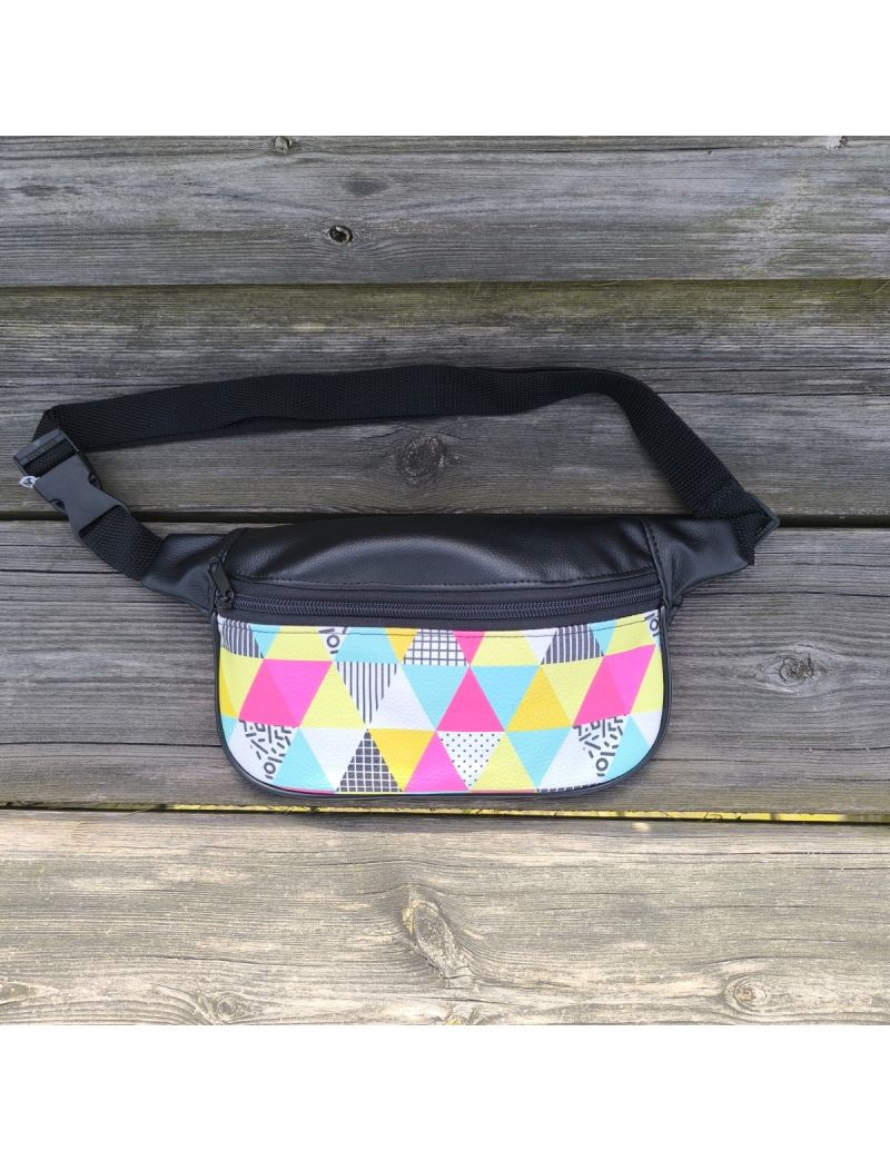 Bolsa de cintura em material sint&eacute;tico preto com um painel frontal em padr&atilde;o geom&eacute;trico vibrante de tri&acirc;ngulos nas cores rosa neon, amarelo, verde &aacute;gua, branco e cinzento. A bolsa possui um fecho de correr preto, al&ccedil;a ajust&aacute;vel com fecho de encaixe r&aacute;pido