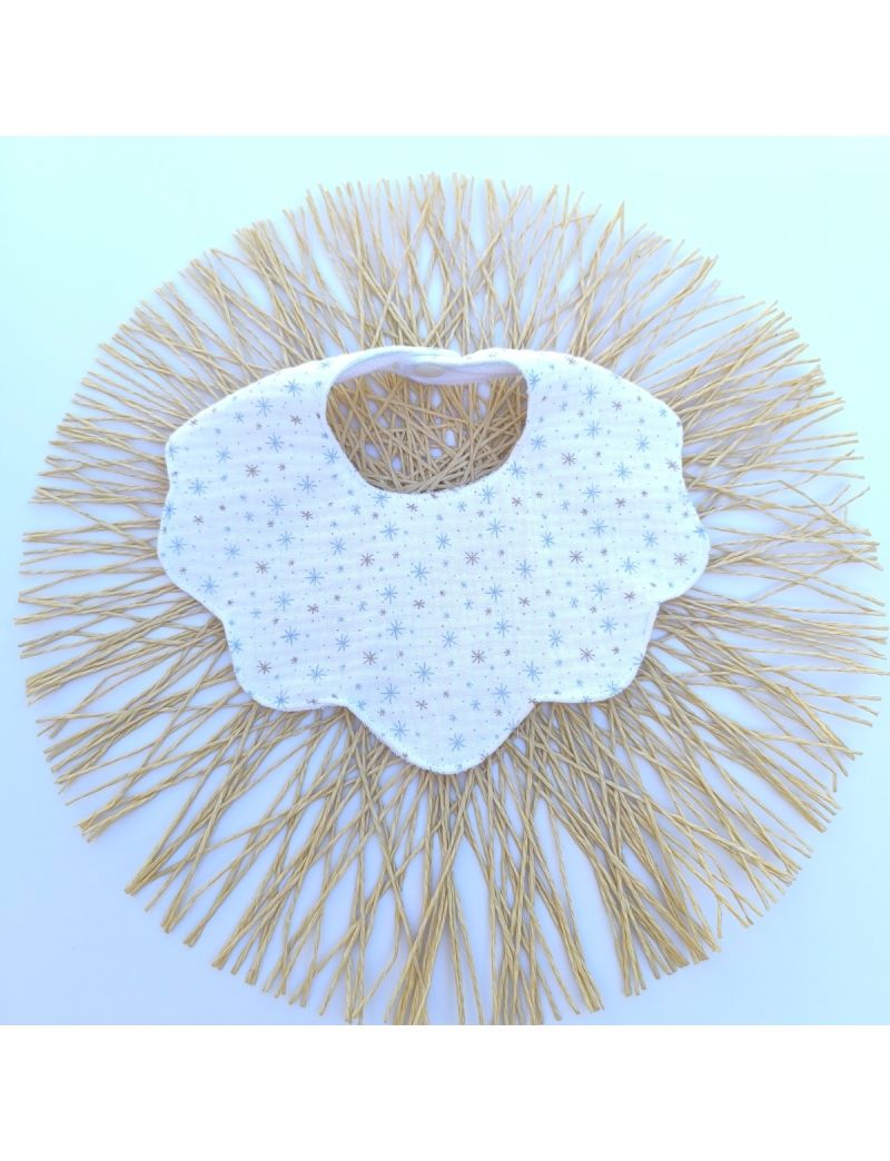 Babete infantil com design em formato de flor ou gola com bordas onduladas que imitam p&eacute;talas. &Eacute; feito em musselina de algod&atilde;o branca com o padr&atilde;o de pequenas estrelas em azul e bege