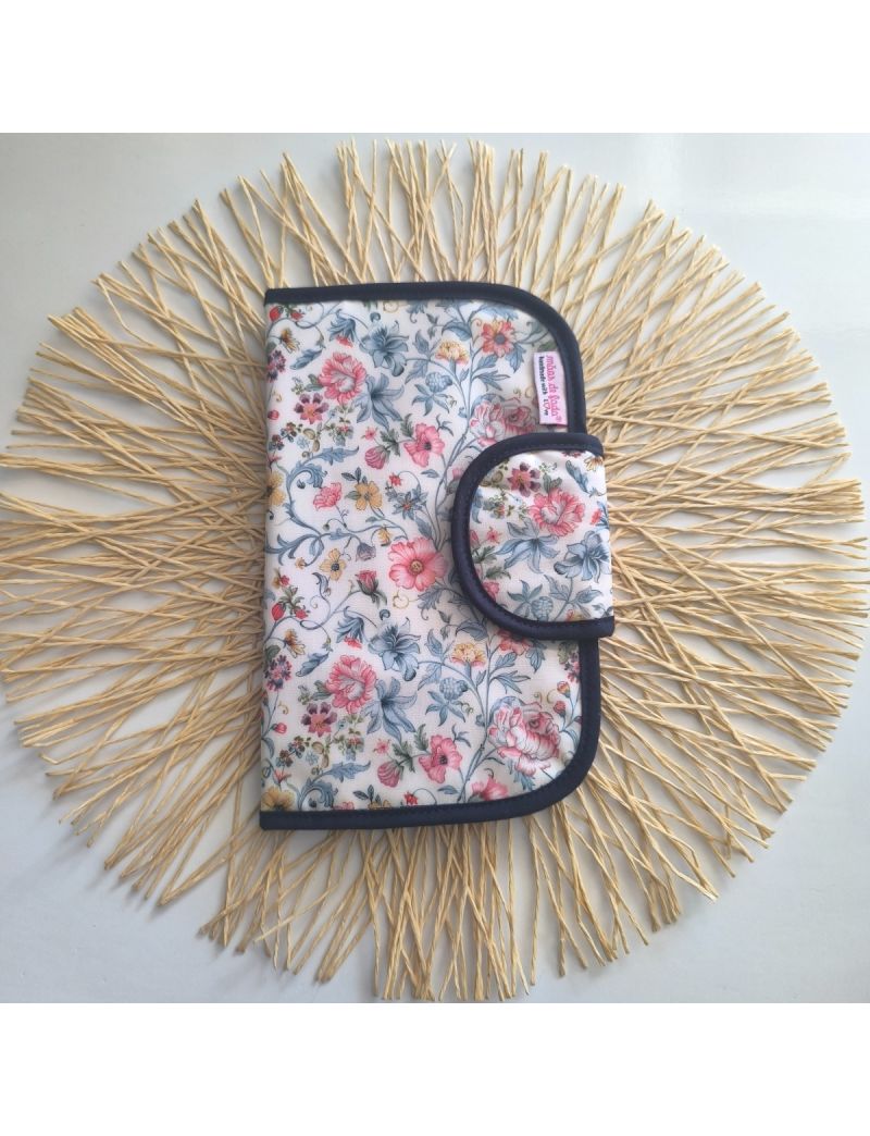Bolsa higiene em tecido plastificado com padr&atilde;o floral em tons de azul rosa e amarelo