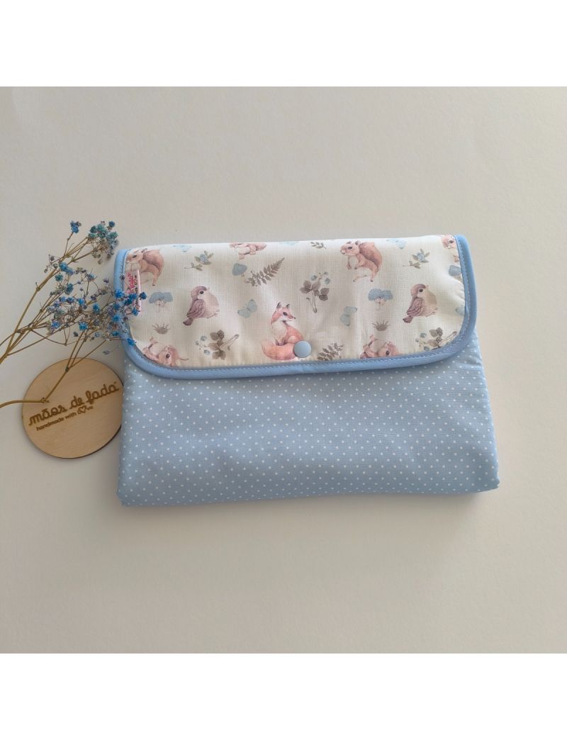 Bolsa 3 em 1 fechada em tecido azul com bolinhas brancas conjugado com um padrão de  animais da floresta em tons suaves