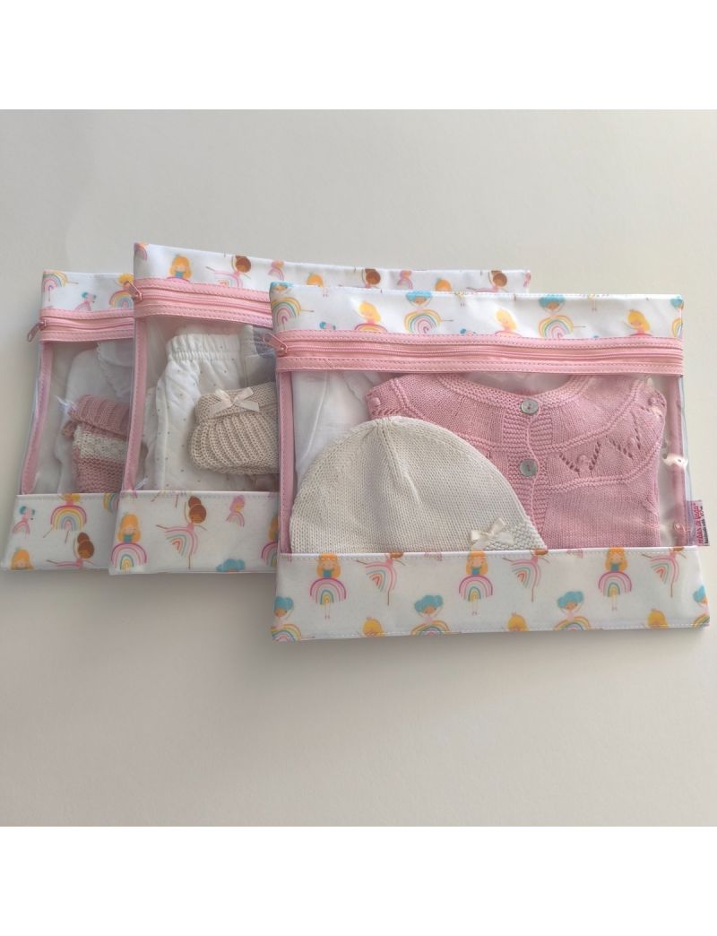 Conjunto de 3 organizadores de roupa em tecido plastificado com padrão de bailarinas. Uma parte da frente da bolsa é transparente