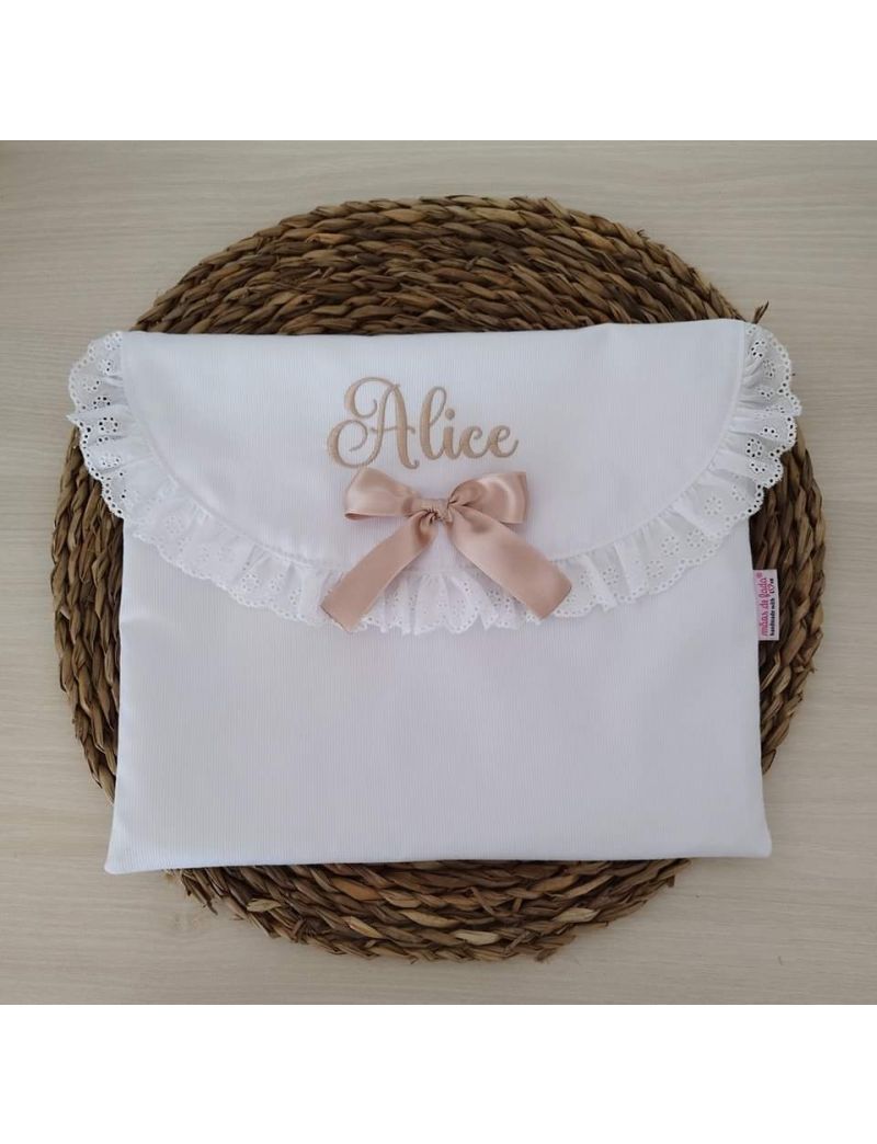 Bolsa para a primeira roupa, branca, com laço bege e bordado inglês branco na pala. Nome bordado a bege na pala 