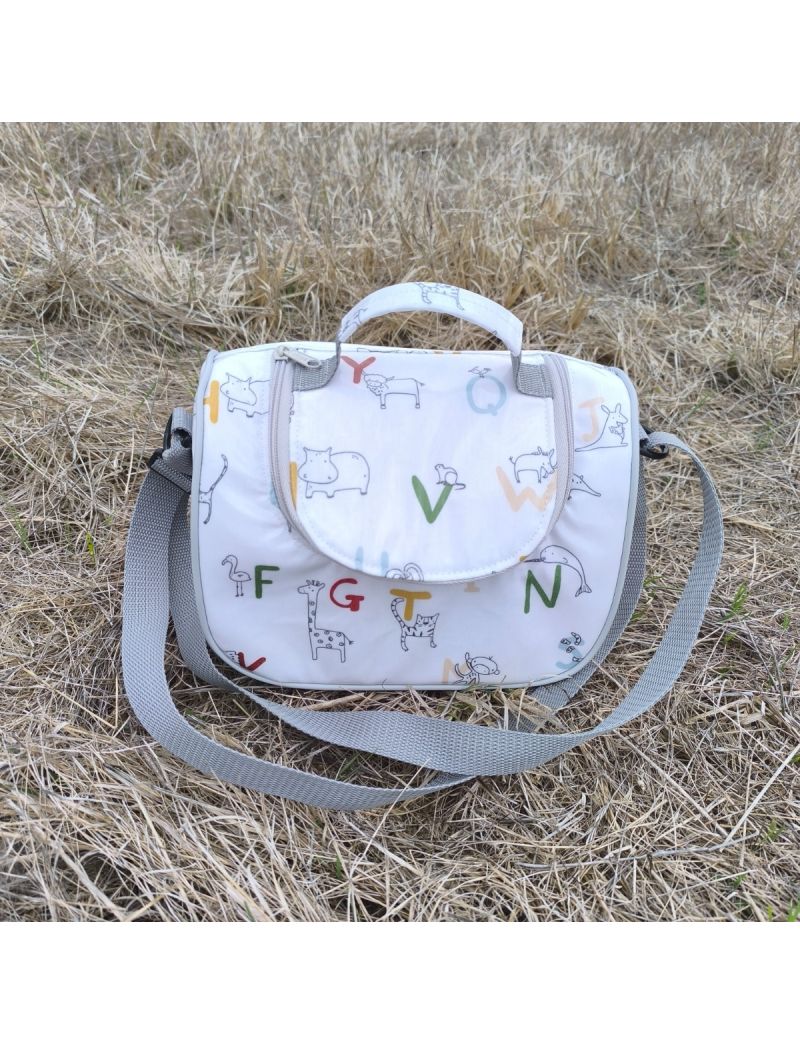 Lancheira infantil em formato baú com padrão de animais e letras. Fecho e alças em cinzento