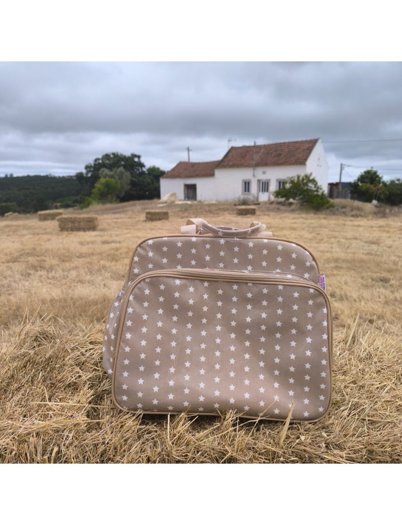 Perspetiva frontal da lancheira. Bege com estrelas brancas, com fecho e alças em bege
