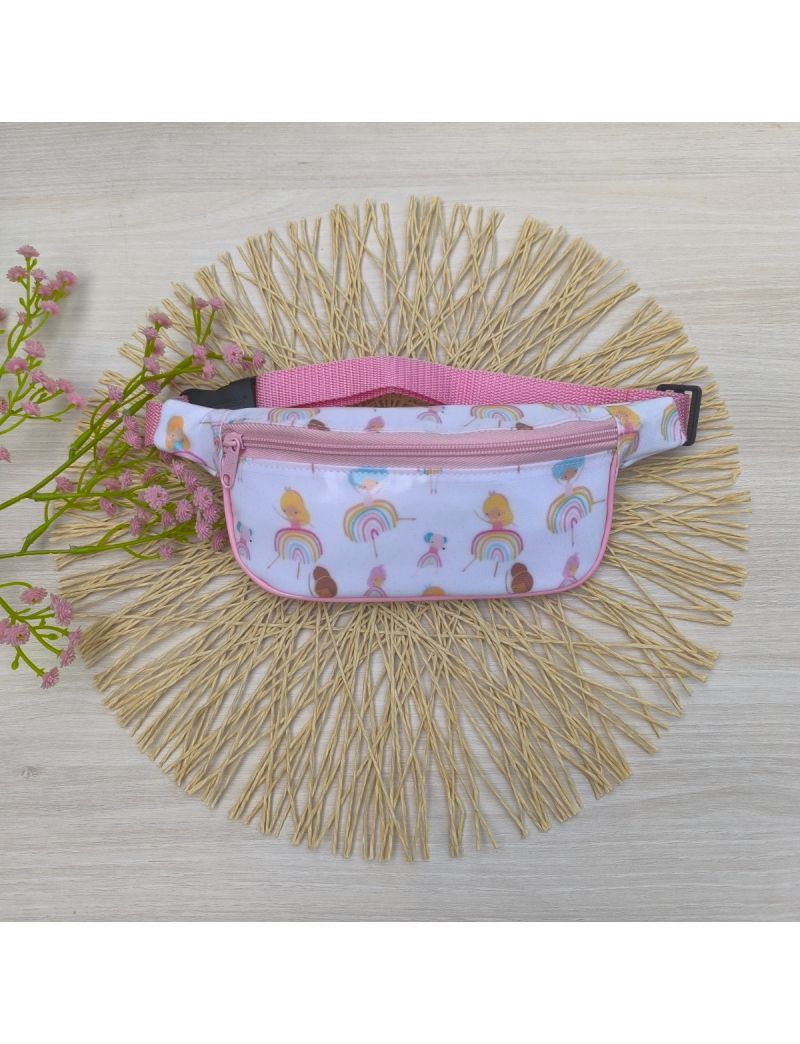 Bolsa de cintura com padrão de bailarinas em tons de rosa e amarelo. Fecho e alça em cor-de-rosa 