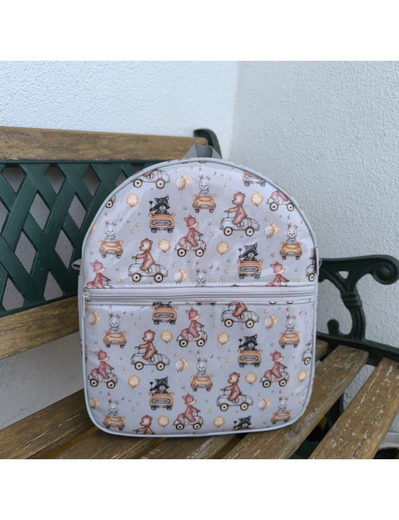 Mochila de criança  cinzenta com padrão de bonecos em carrinhos. Fecho em cinzento 