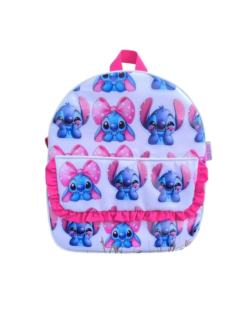 Vista frontal da mochila com padrão Stitch & Angel. Com bolso frontal e pala com um folho cor de rosa fúcsia. 