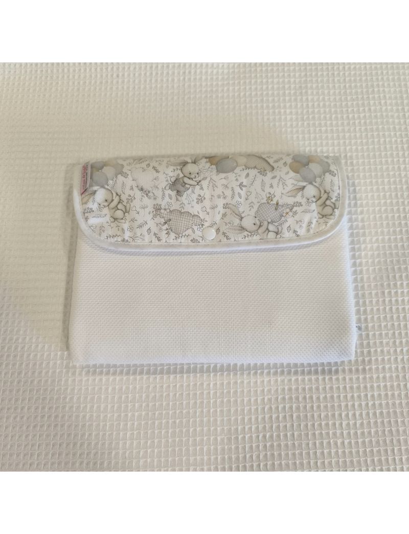 Bolsa 3 em 1 fechada para organizar fraldas, toalhitas, cremes e essenciais do beb&eacute; com um ador&aacute;vel padr&atilde;o de coelhos e bal&otilde;es em tons de perola, bege  cinza
