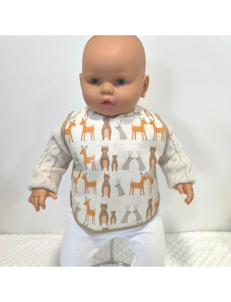 Babete de beb&eacute; plastificado com padr&atilde;o de animais da floresta (veados, ursos e coelhos) e rebordo em bege.