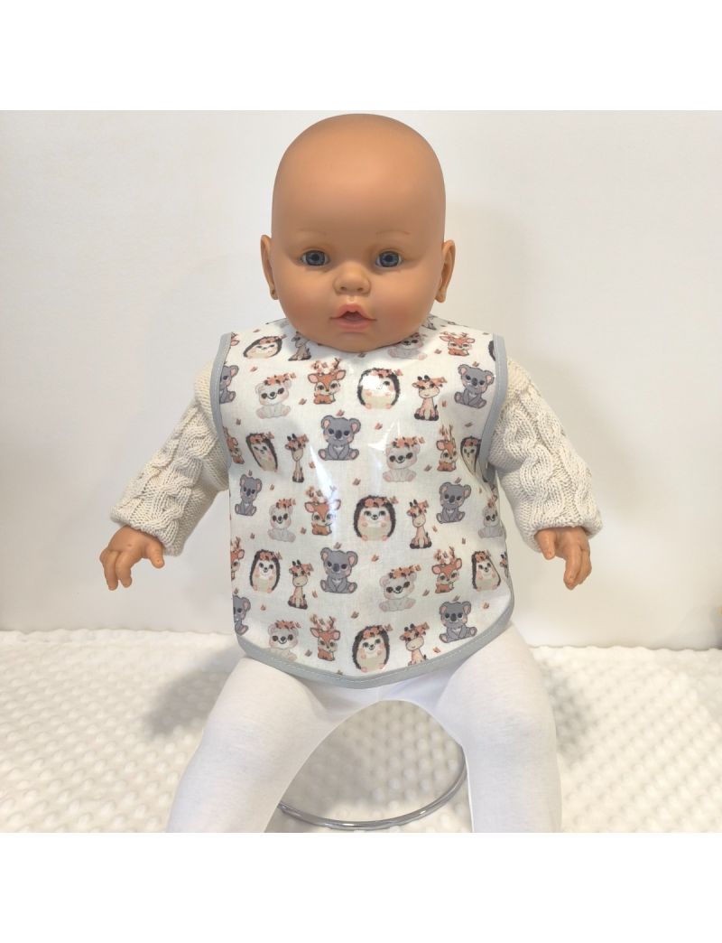 Babete de beb&eacute; plastificado com padr&atilde;o de animais (coala, veado, girafa e ouri&ccedil;o) e acabamento com rebordo cinzento.