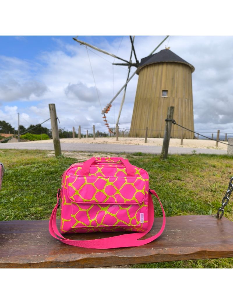 Lancheira t&eacute;rmica da cole&ccedil;&atilde;o Pink Mosaic. A lancheira apresenta um padr&atilde;o geom&eacute;trico de mosaico em rosa f&uacute;csia com contornos verde neon. Al&ccedil;a em rosa f&uacute;csia