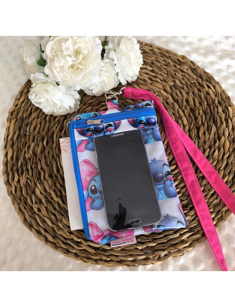 Parte da frente da Bolsa 3 em 1 com padr&atilde;o do Stitch & Angel. Bolsa transparente com um telem&oacute;vel. Fita amov&iacute;vel para colocar ao pesco&ccedil;o. Bolsa lateral com documentos colocados. 