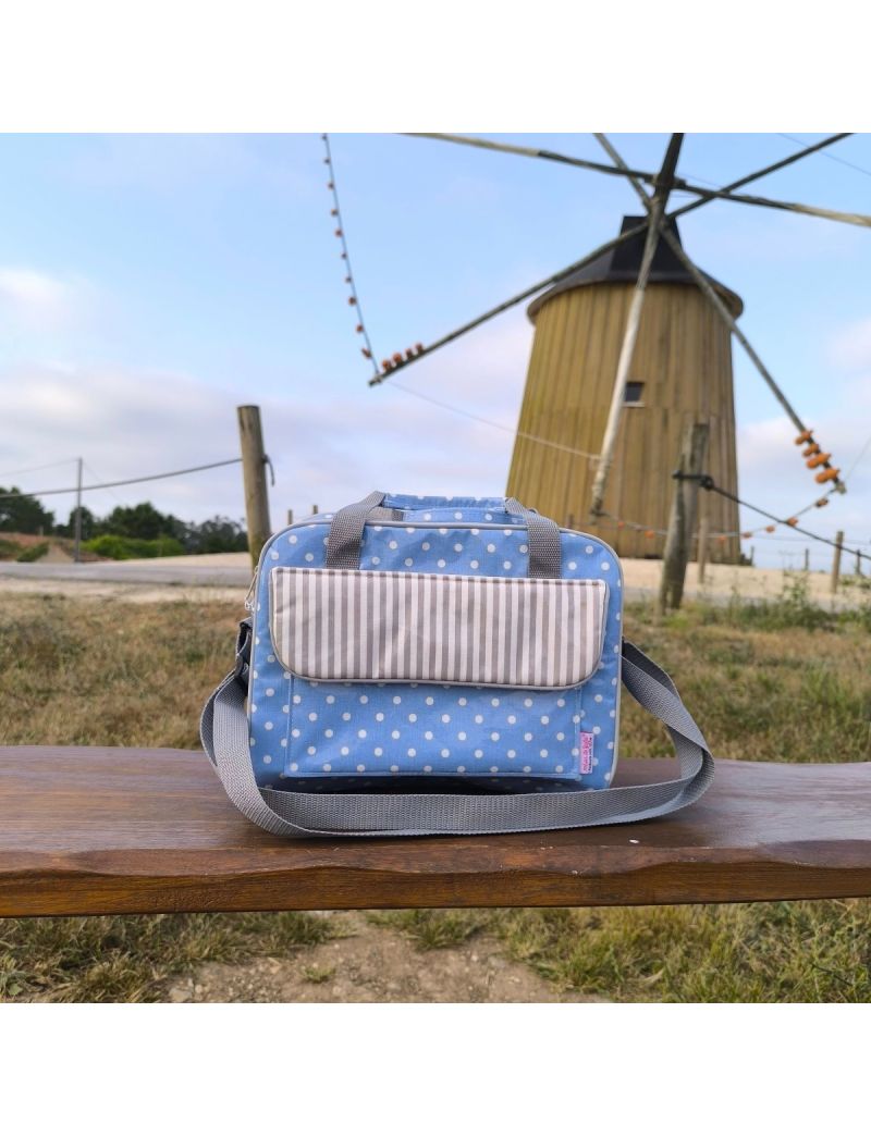 Lancheira azul com bolas brancas