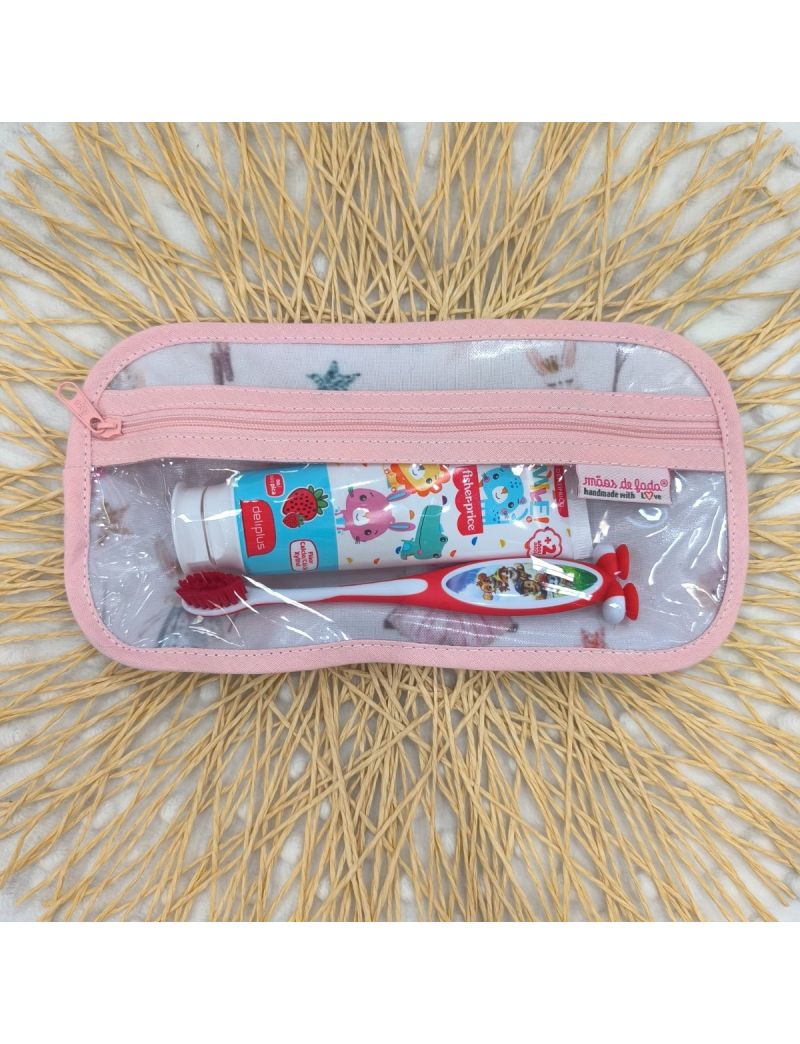 Bolsa de higiene para crian&ccedil;a com fundo azul e gatinhas em tons de rosa. Fecho rosa claro. No interior possui uma escova e pasta de dentes como exemplo