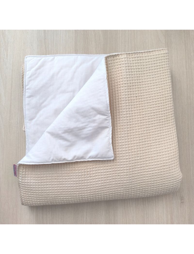 Edred&atilde;o para catre infantil confecionado &agrave; m&atilde;o, ideal para creche e infant&aacute;rio, com el&aacute;sticos para melhor ajuste ao catre. Cor: Cr&uacute;